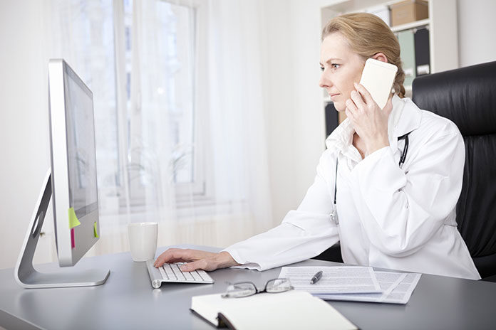 Pani doktor w gabinecie podczas rozmowy telefonicznej