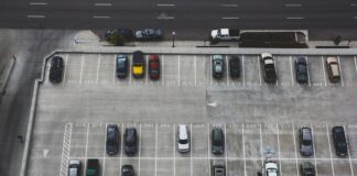 Jakie wymagania praktyczne powinny spełniać słupki parkingowe