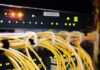 Jakie interfejsy i ile posiada router?