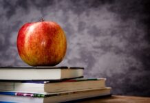 Czy klasa może implementować kilka interfejsów?