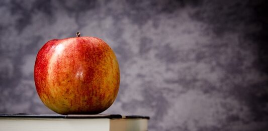 Czy klasa może implementować kilka interfejsów?