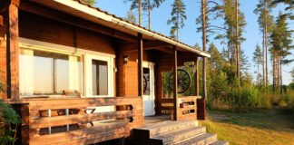 drewniany domek na działce