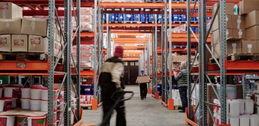 Jak ogarnąć chaos w magazynie e-commerce? 5 sygnałów, że Twój sklep potrzebuje systemu WMS magazyn